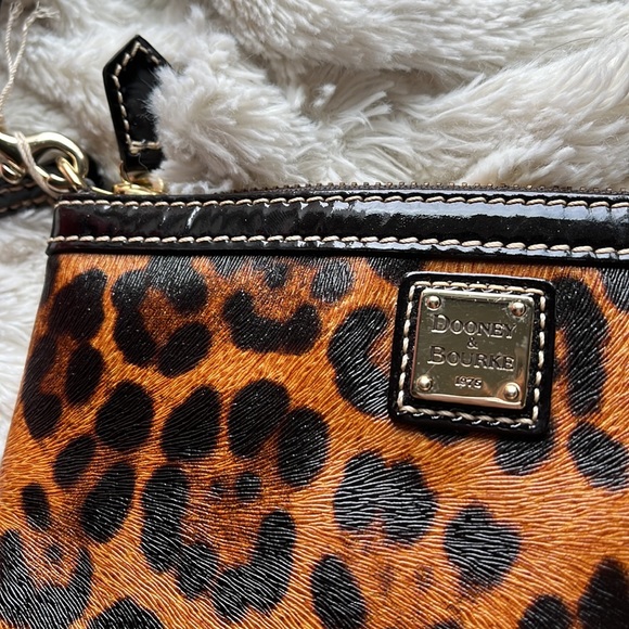 New with tag Dooney & bourke cheetah print wristlet leather - Picture 3 of 5